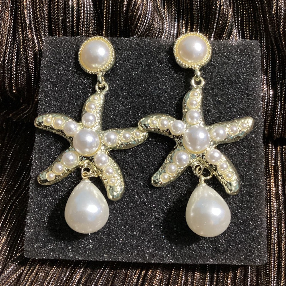 ⭐️Gold Tone Pearl Embellished Starfish Post Back Dangle Statement  Earrings